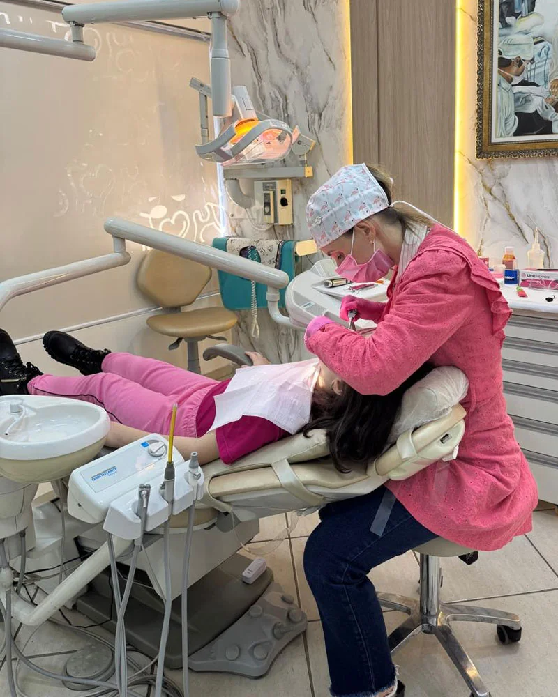 Dra. Suéllen atendendo paciente infantil na Mivi Odontologia